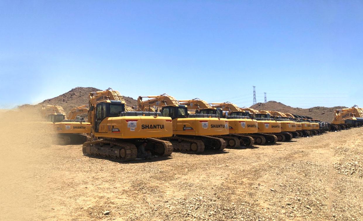 الحفارة SHANTUI SE220LC بمطرقة هيدروليكية تعمل في الصحراء في السعودية